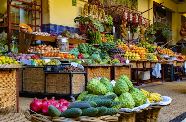 Dette åpne markedet er en by av aktivitet, støy, farger og høy energi, hvor du kan kjøpe alle Madeiras spesialiteter fra fersk fisk og grønnsaker til eksotiske blomster og lokalt håndverk. Kjøp tropisk frukt, grønnsaker og krydder i øverste etasje; fisk og kjøtt er til salgs i underetasjen.