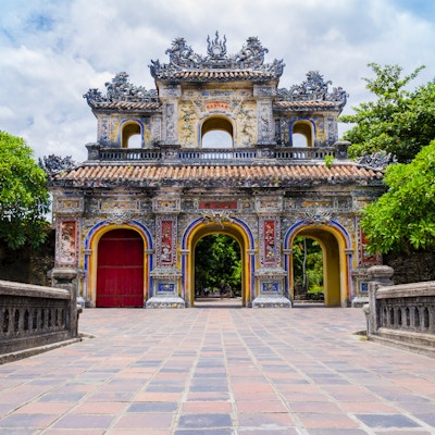 Hovedporten i den gamle citadellet i Hue, den keiserlige forbudte lilla byen, Vietnam