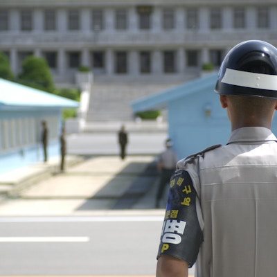 Den sørkoreanske soldaten står vakt på DMZ, Nord-Korea er i bakgrunnen