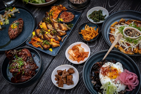 Mange fat og tallerkner med koreanske matretter