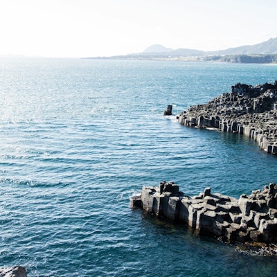 Steinformasjoner som ligger ut mot havet