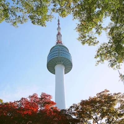 Det høyeste punktet i Seoul er et tårn som brukes til observasjon og kommunikasjon. Høstfarger rundt