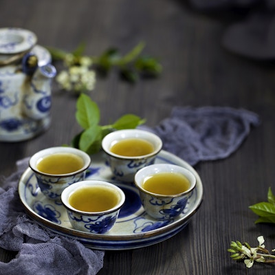 Kinesisk te og tesett på bordet