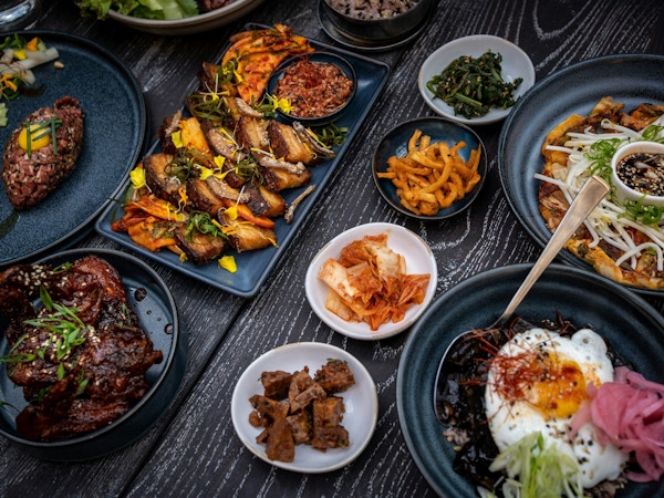 Mange fat og tallerkner med koreanske matretter
