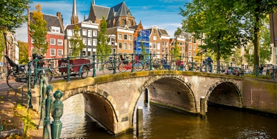 Bro over kanalen i Amsterdam