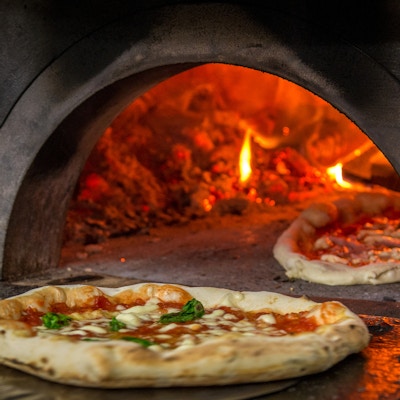 Et bilde av en ekte pizzaovn i en av de mest berømte pizzeriaene i Napoli