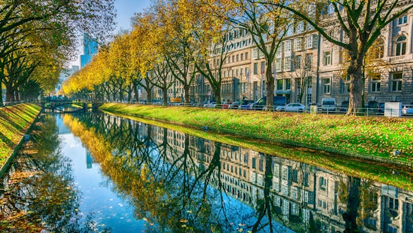 Kanalrefleksjonslandskap skutt i november på Königsallee i Düsseldorf, Tyskland