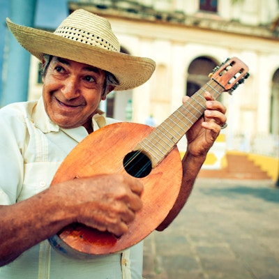 Voksen mann som spiller mandolin i Trinidad, Cuba