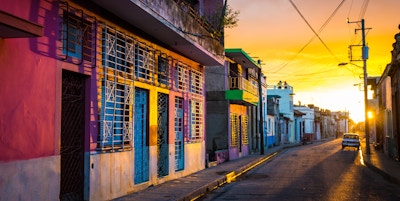 Det varme solnedgangslyset skinner på de tomme gatene i verdensarvens sentrum i den kubanske byen Camaguey, en unik latinamerikansk by i Karibien - Camaguey, CUBA i januar 2016