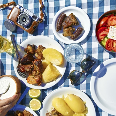Bordet er dekket med blårutet duk og matretter på kypriotisk vis