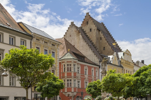 Bybilde og bygninger en by i Nedre Bayern i Tyskland om sommeren