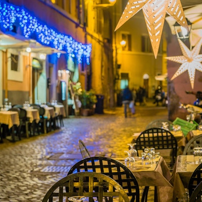 Restaurantterrasse i Roma om natten ved juletider